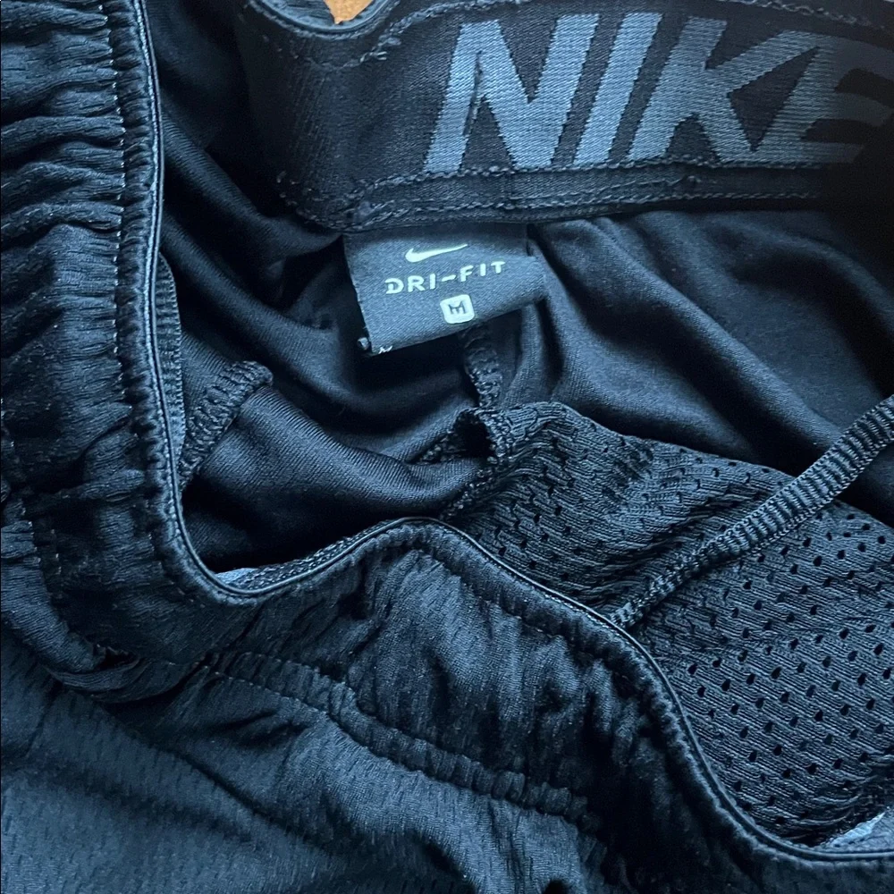 Nike 100% pockets